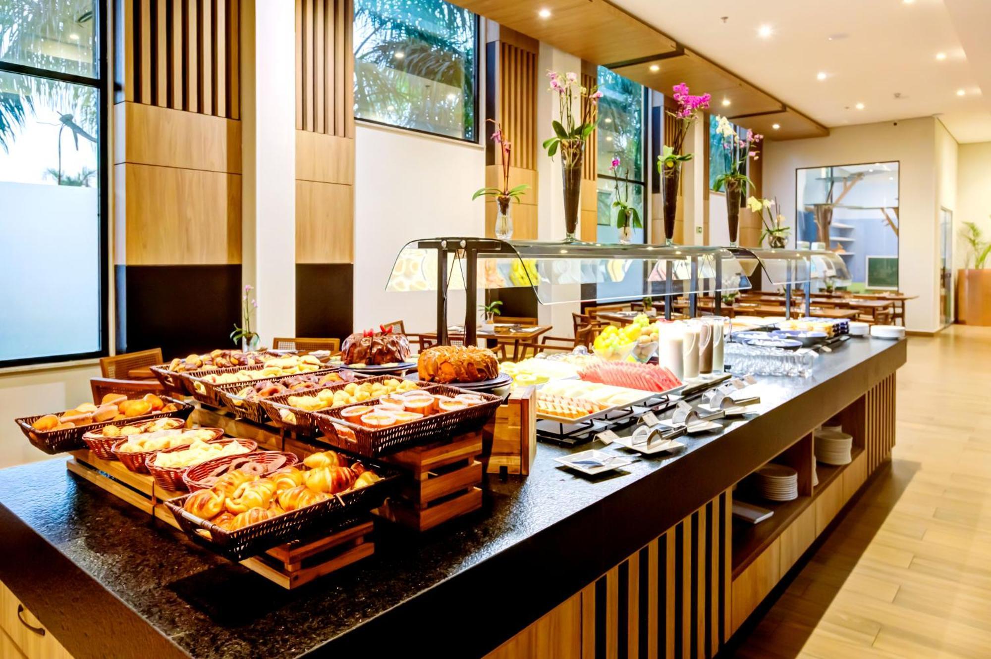 Doubletree By Hilton - Resort - Foz do Iguaçu Eksteriør bilde A buffet at a hotel