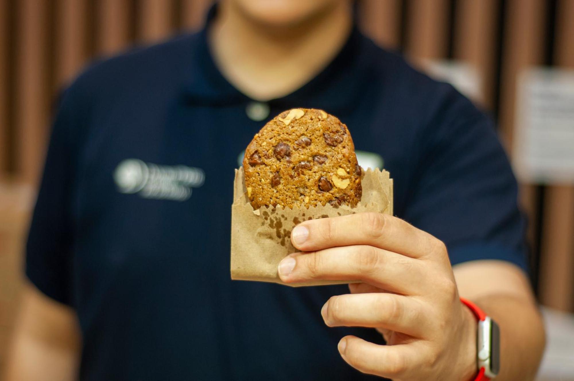 Doubletree By Hilton - Resort - Foz do Iguaçu Eksteriør bilde A Starbucks employee holding a muffin