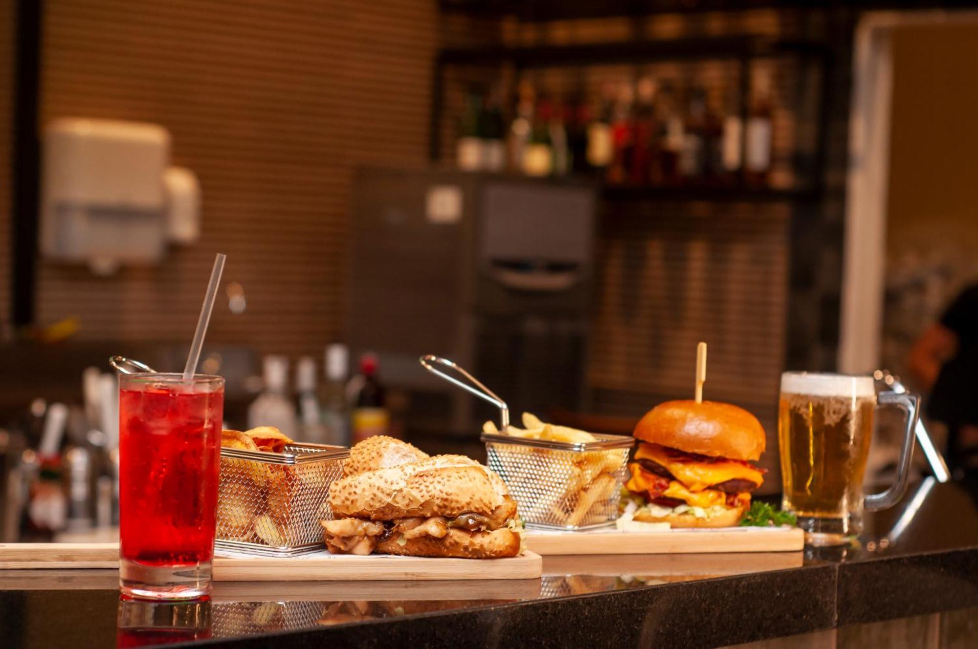 Doubletree By Hilton - Resort - Foz do Iguaçu Eksteriør bilde A selection of food and drink at the bar